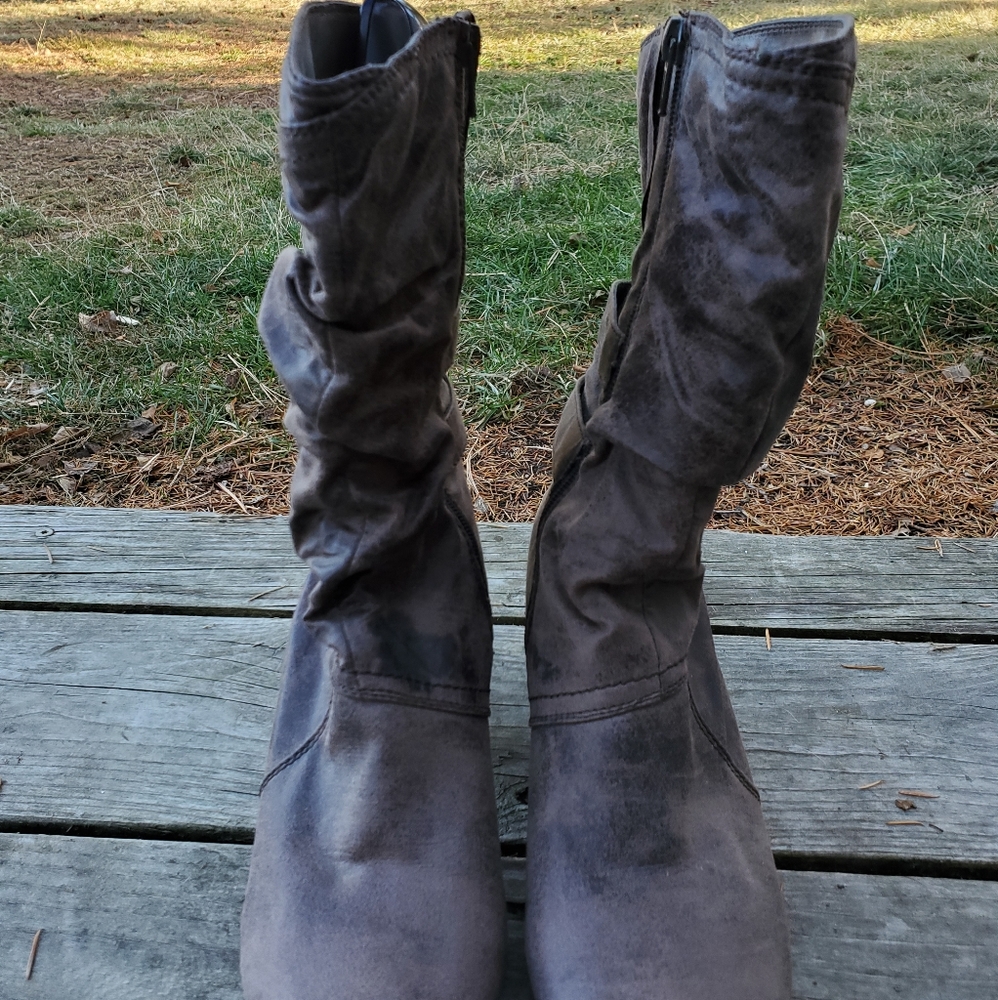 Adorable heeled ankle booties with zip and crinkle